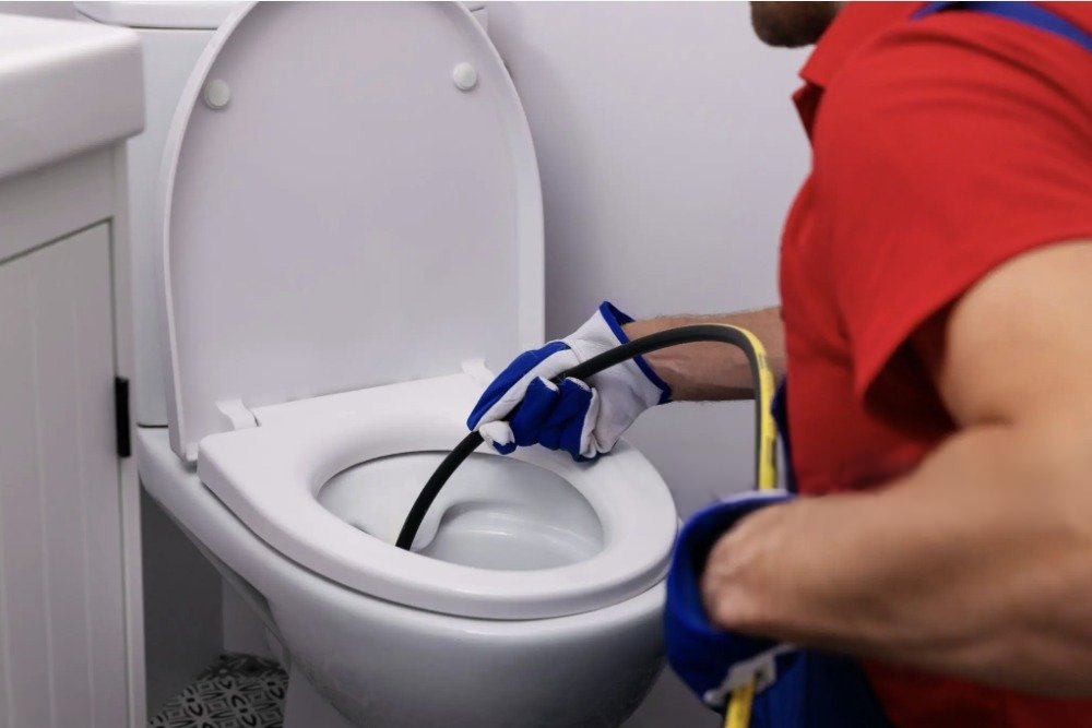 Plombier en intervention pour débouchage de WC à Saint-Mandé – spécialiste des urgences plomberie 7j/7.