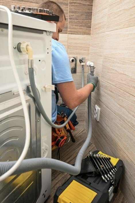 Installation d'un tuyau de vidange par un plombier à domicile